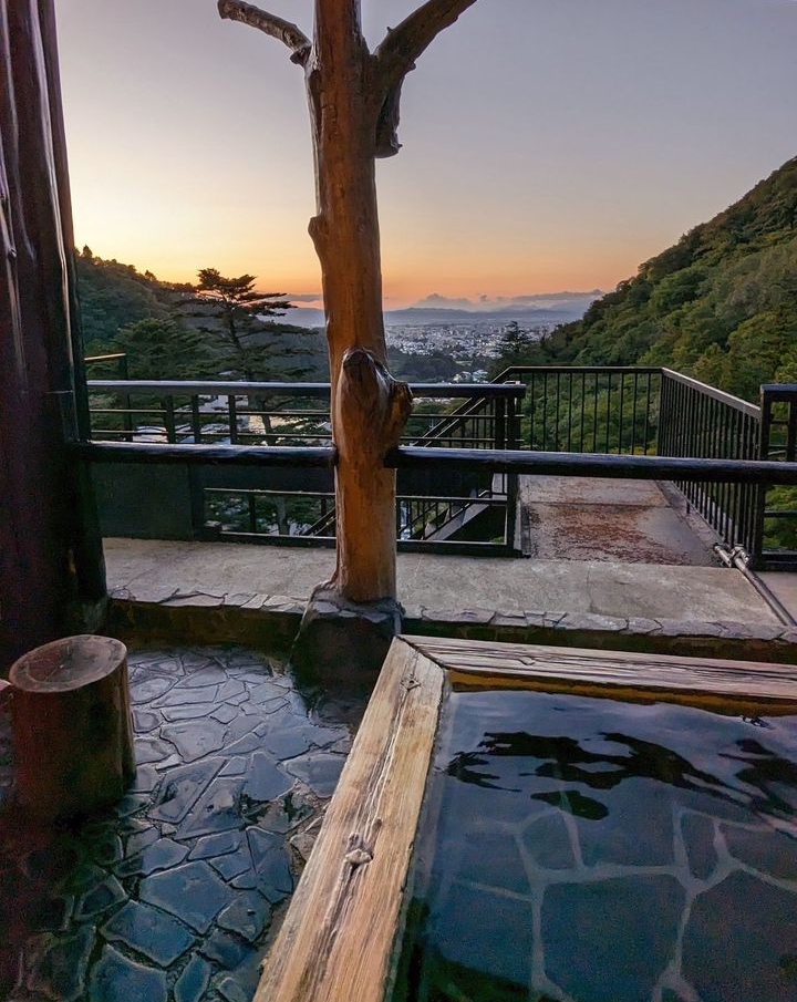 東山温泉の千代滝の展望露天風呂からの夕景